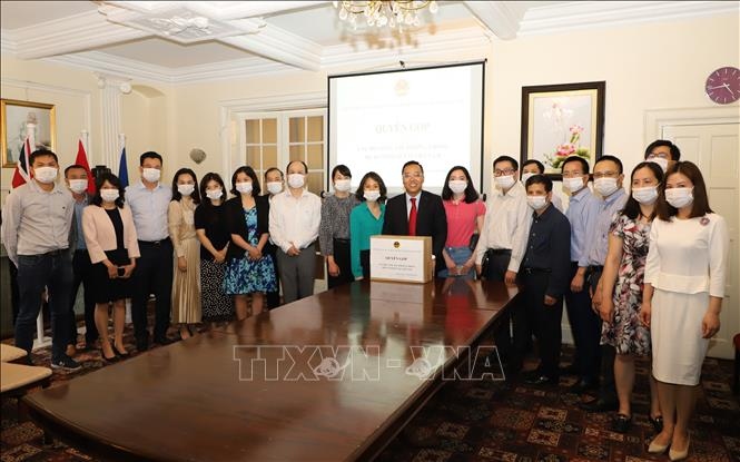 Vietnamese people in UK support COVID-19 vaccine fund